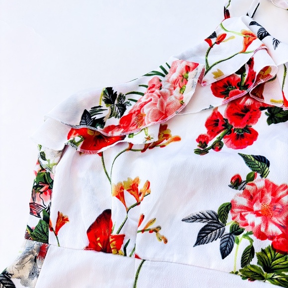 ✨HOST PICK ✨ PRETTY LITTLE THINGS Maxi white floral dress - Picture 4 of 6